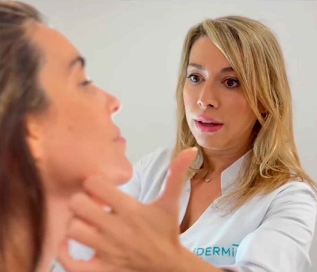 Blefaroplastia sin Cirugía. Dra. Marta Vilavella 1. Examinando una paciente.